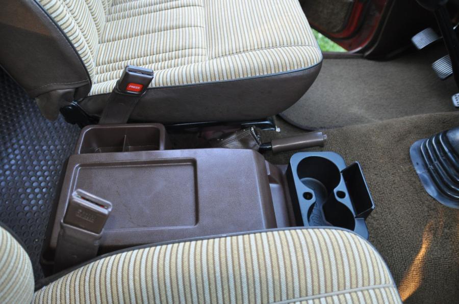 Детали интерьера Toyota Land Cruiser 60 (FJ60) 1984 года  (NA) (фото 150 из 251)